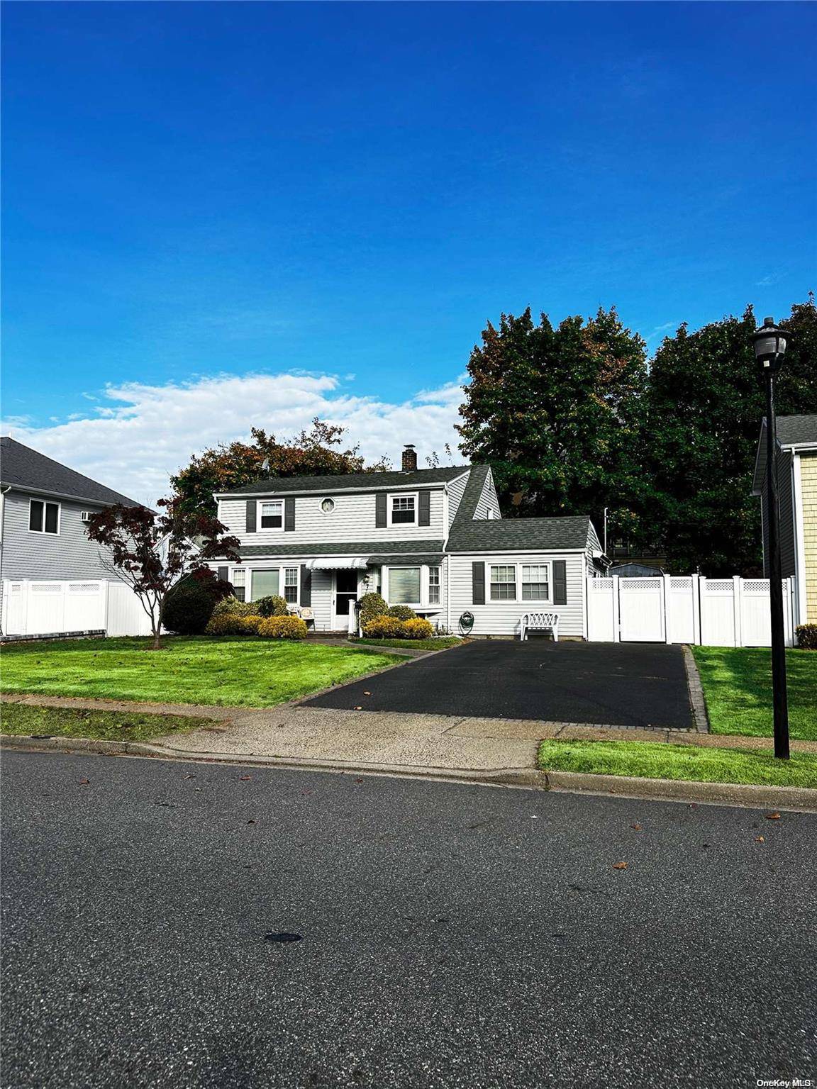 Levittown, NY 11756,7 Bell LN