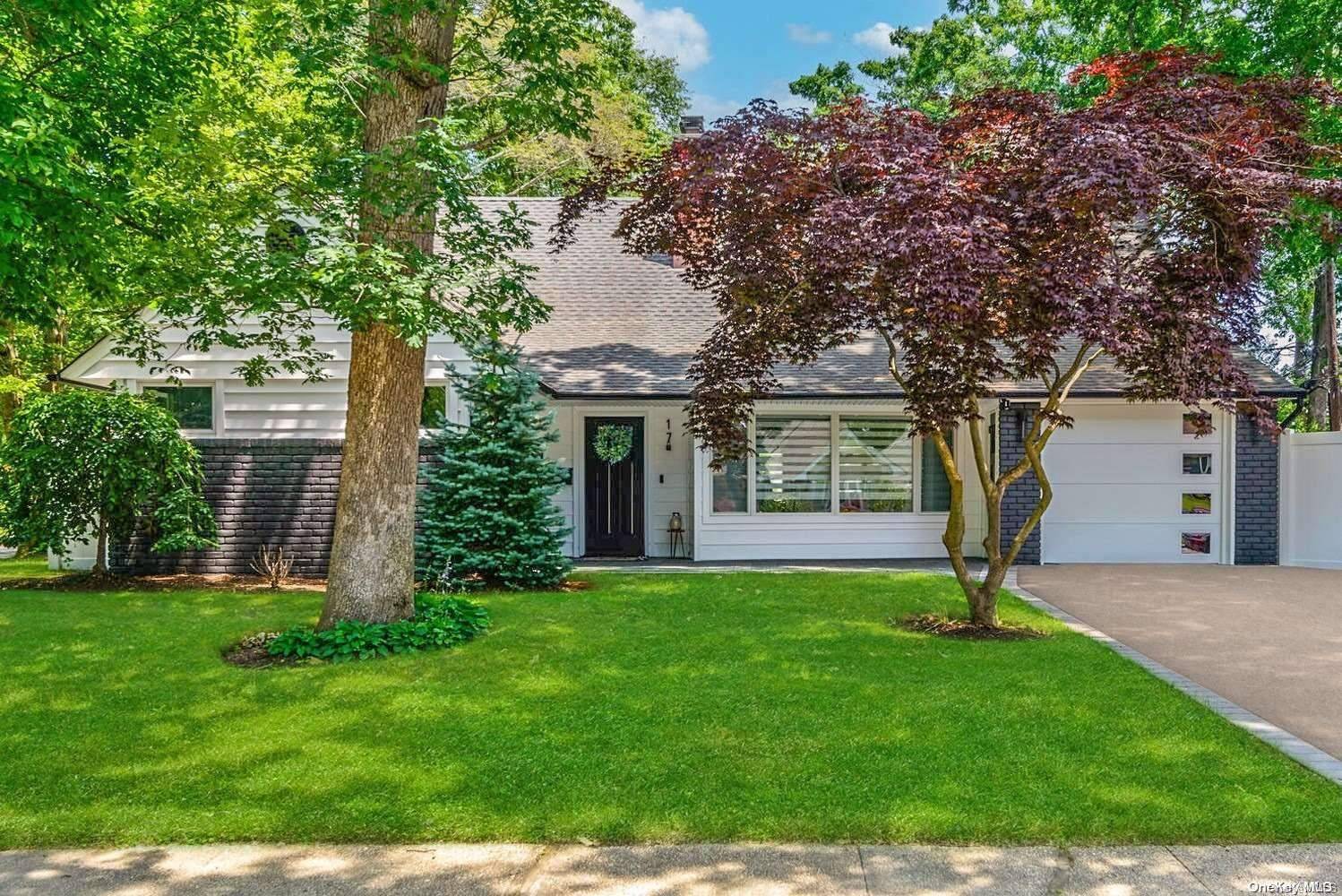 Merrick, NY 11566,17 Oak Brook LN
