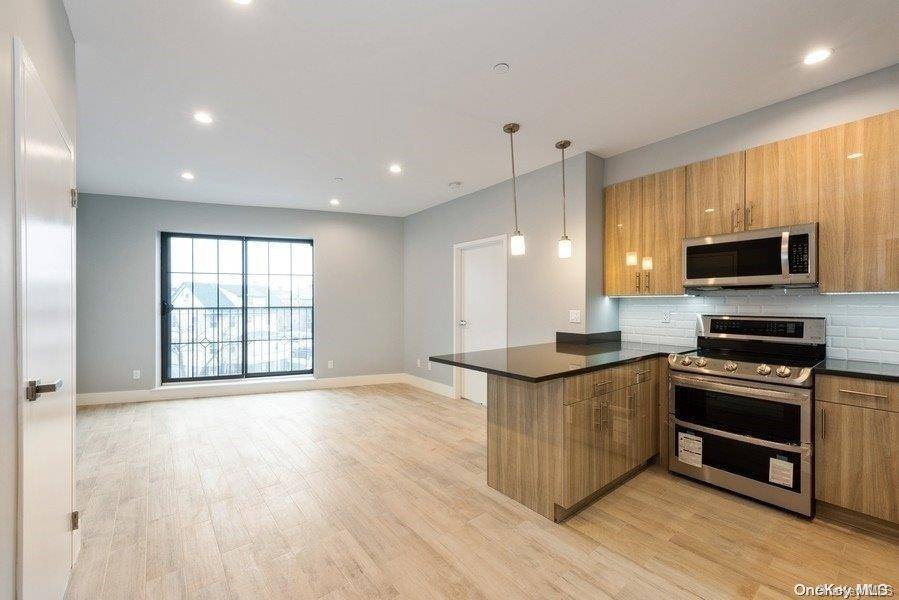 East Elmhurst, NY 11369,104-22 Astoria Blvd #3R