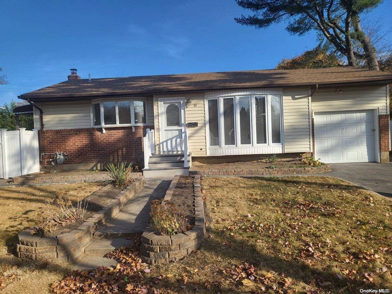 Commack, NY 11725,11 Essex PL