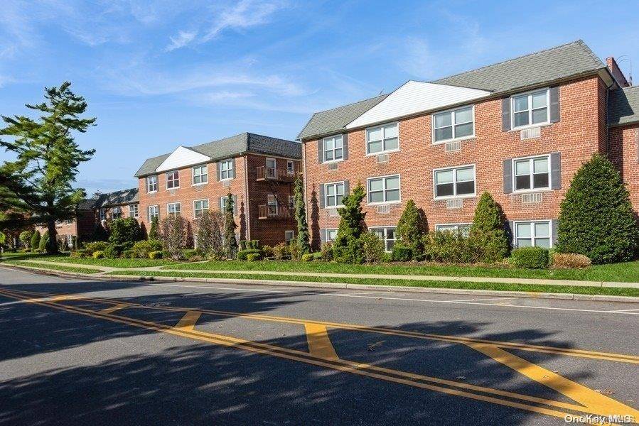 Rockville Centre, NY 11570,124 S Park AVE #3M