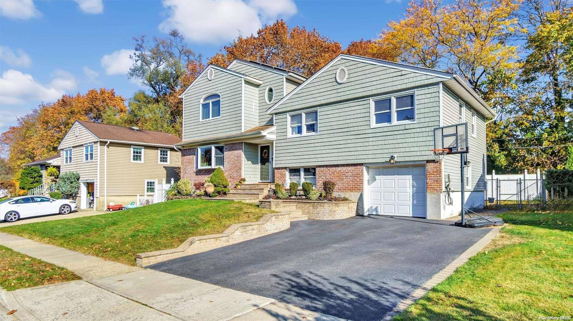 Plainview, NY 11803,20 Eleanor RD