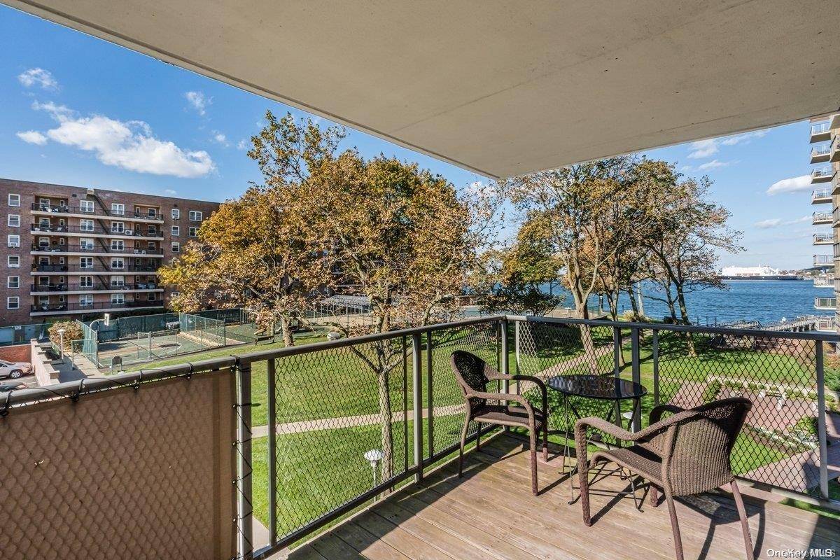 Beechhurst, NY 11357,166-25 Powells Cove BLVD #3F
