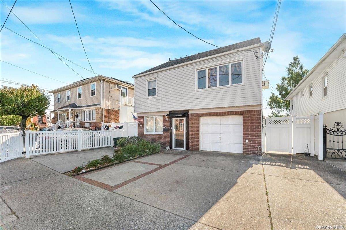 Howard Beach, NY 11414,95-14 157th AVE