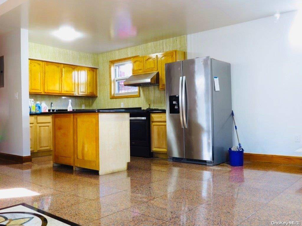 Flushing, NY 11358,43-44 195th ST