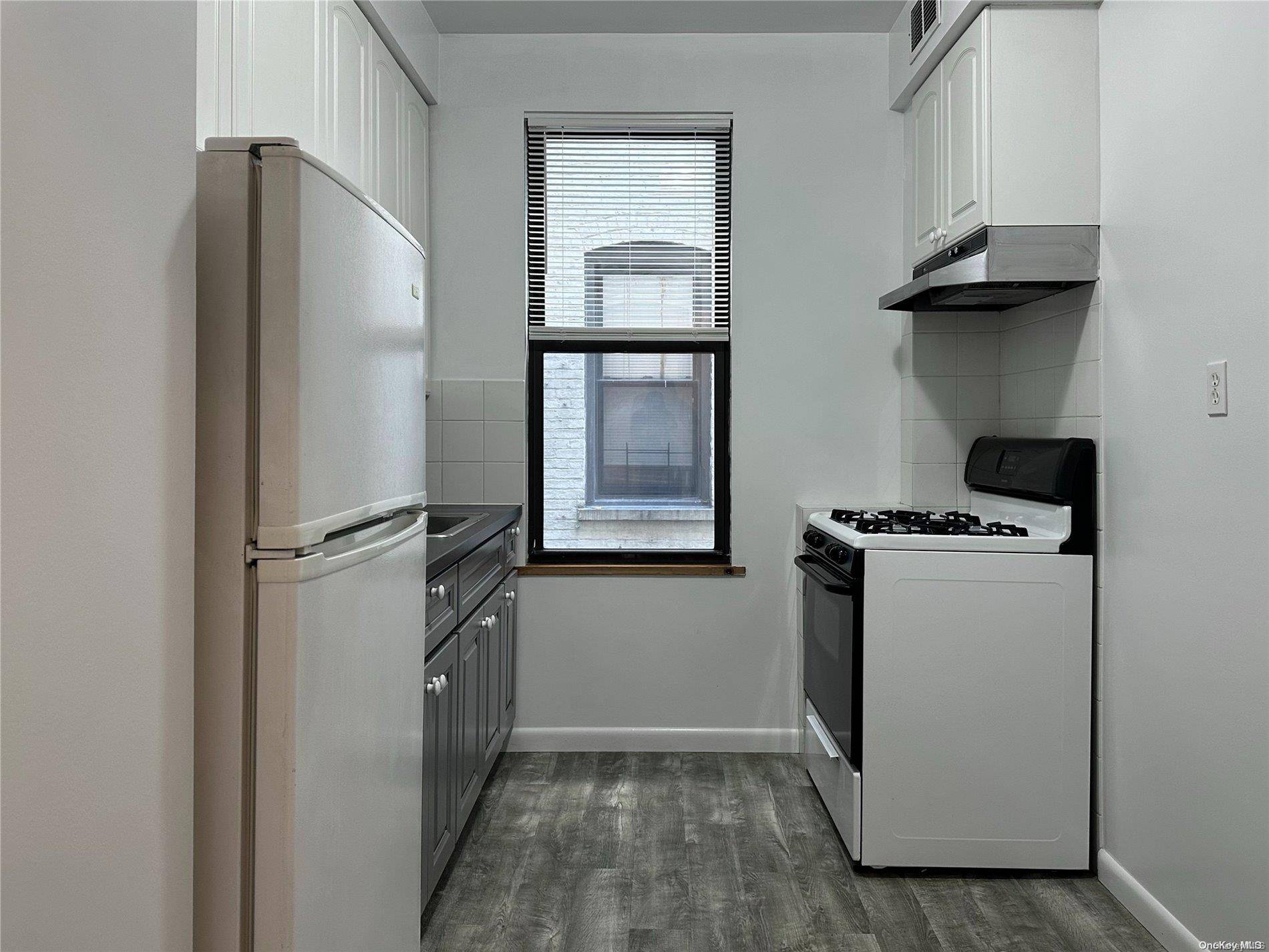 Astoria, NY 11106,34-35 30th ST