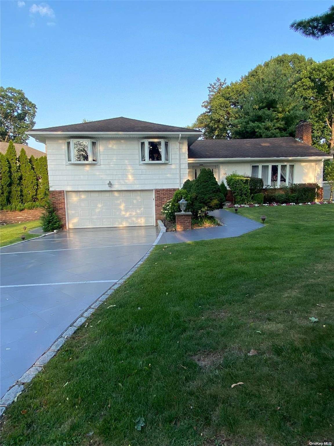 Roslyn, NY 11576,88 Knollwood RD