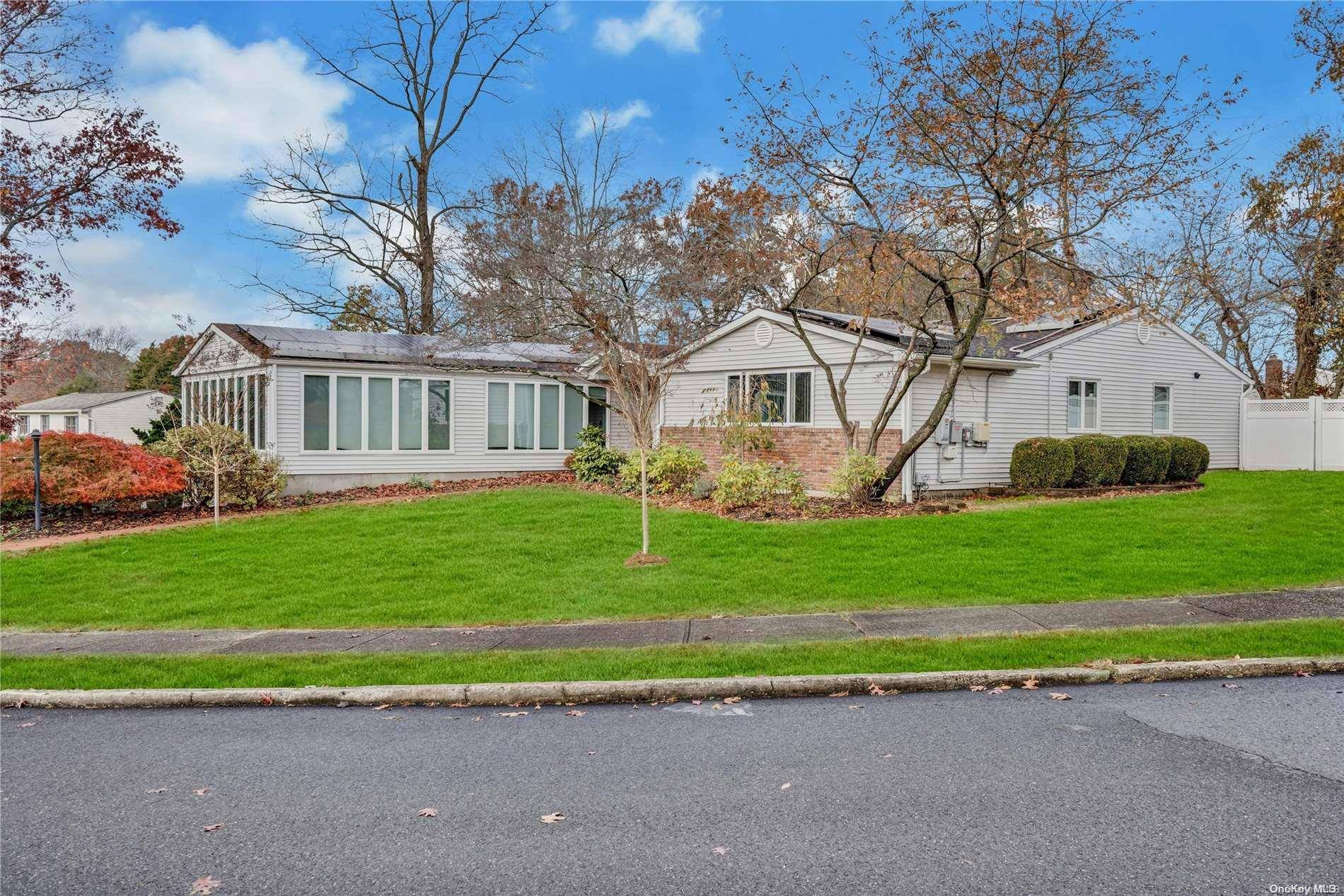 Hauppauge, NY 11788,23 Bluff CIR