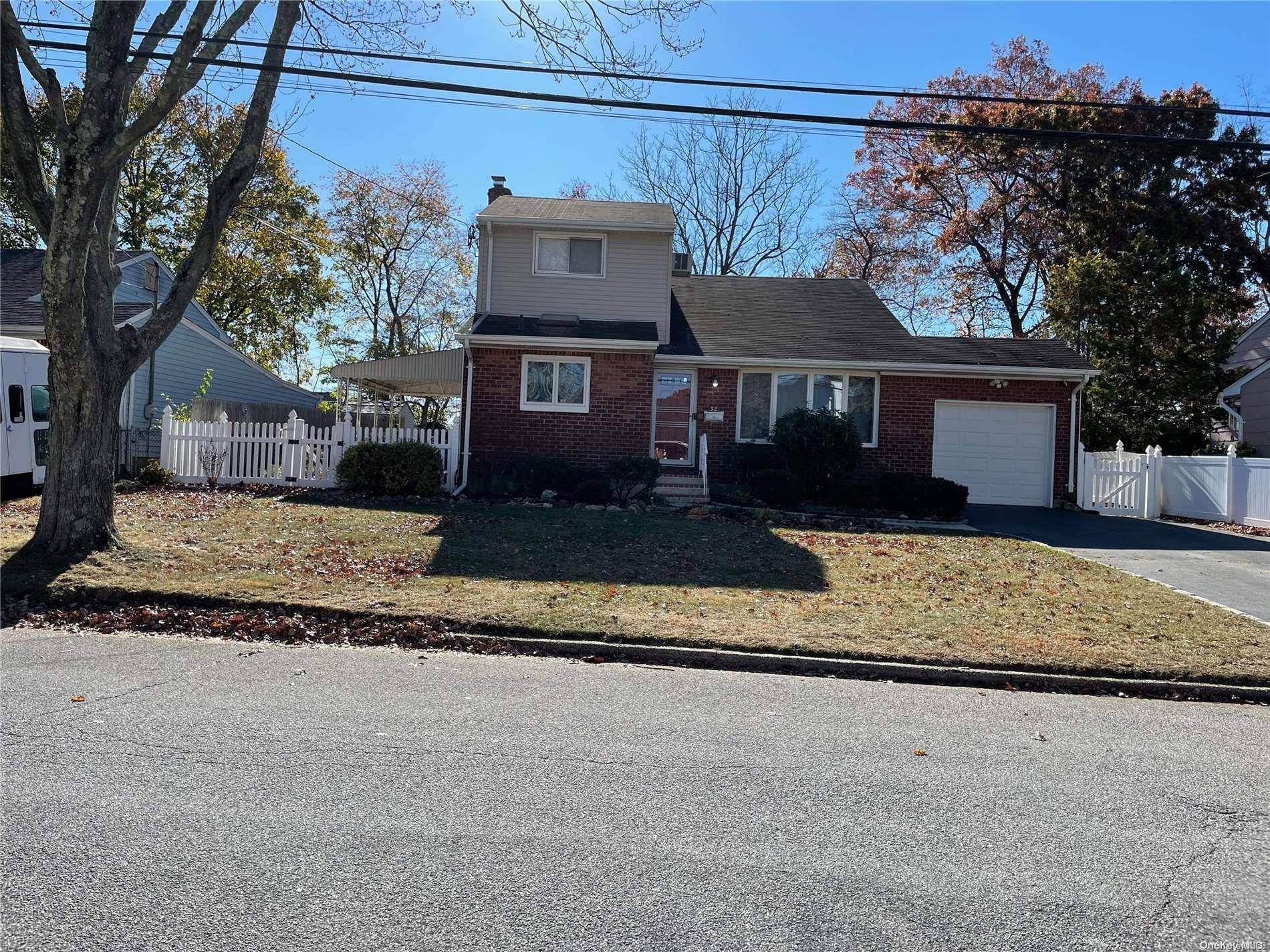 Huntington Station, NY 11746,32 Oakley DR