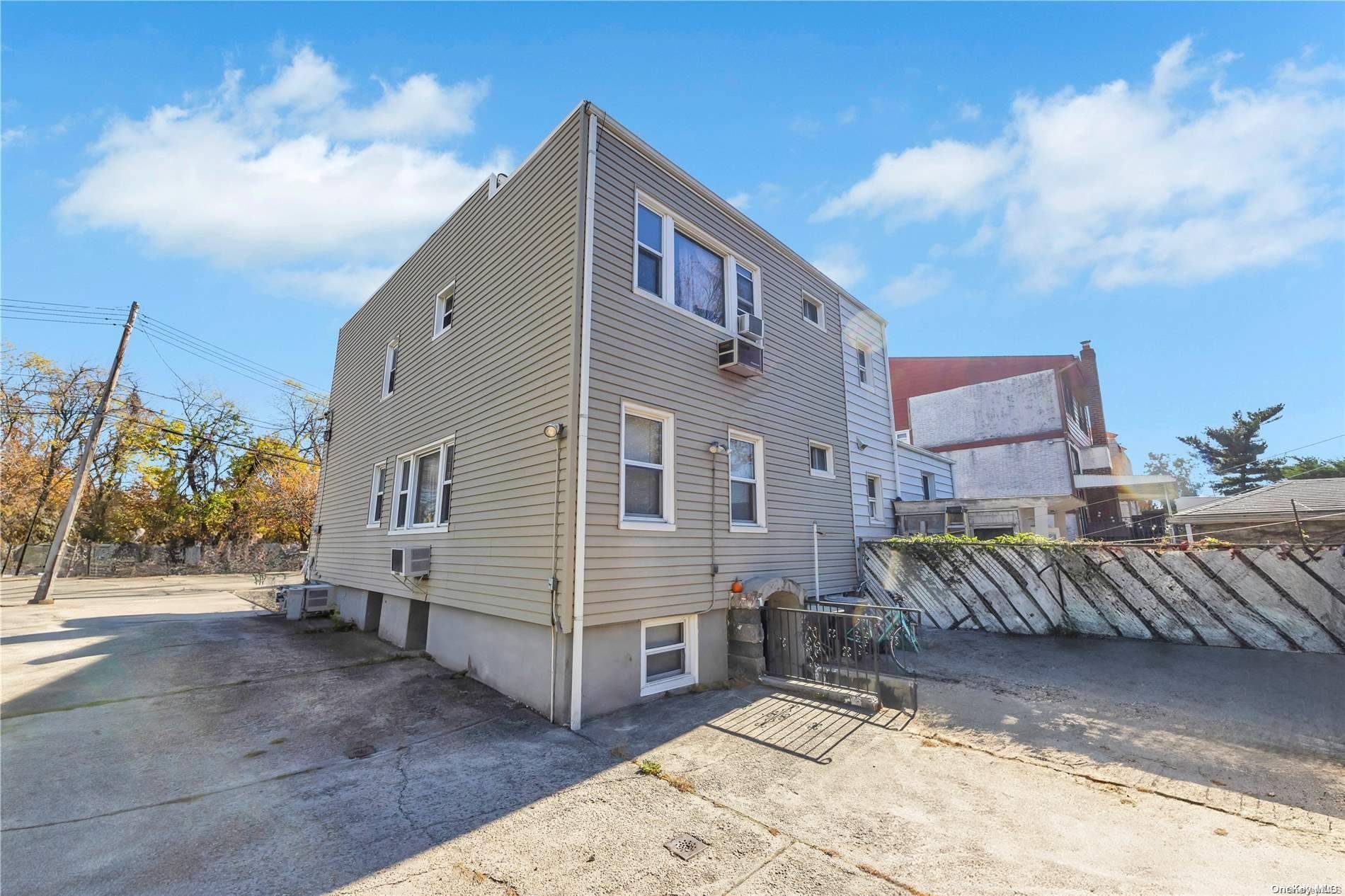 Middle Village, NY 11379,57-52 75th ST