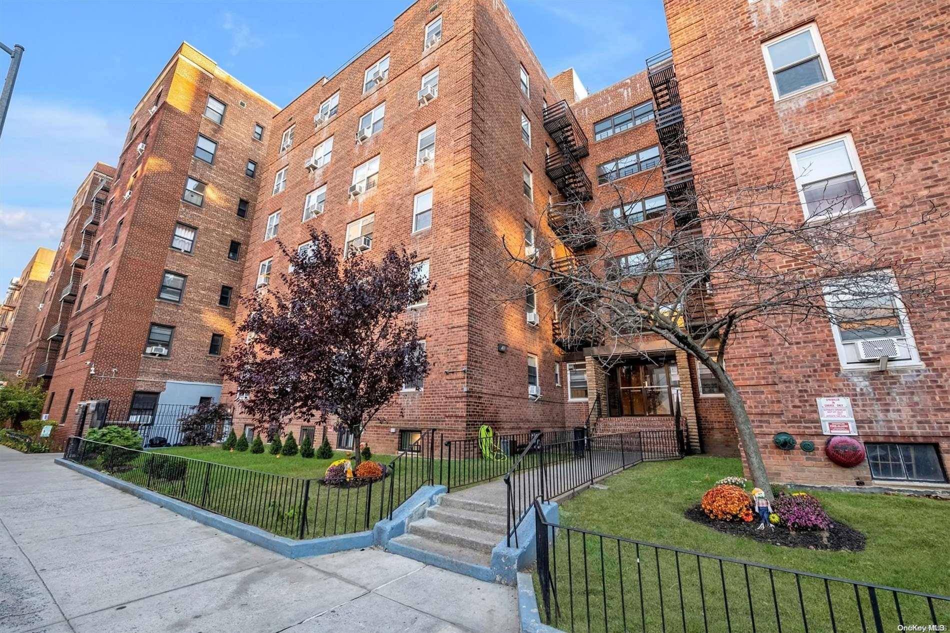 Rego Park, NY 11374,6474 Saunders ST #Apt 4A