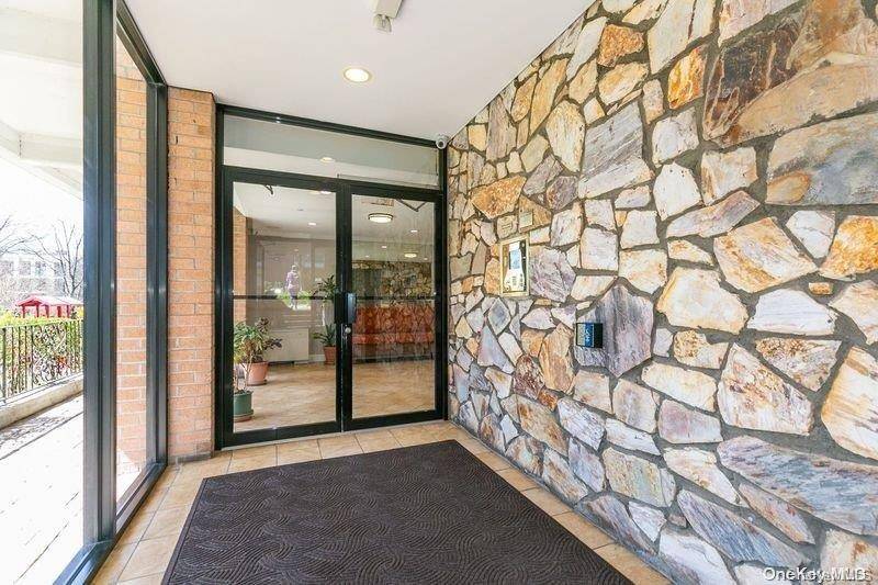 Great Neck, NY 11021,30 Barstow RD #2C