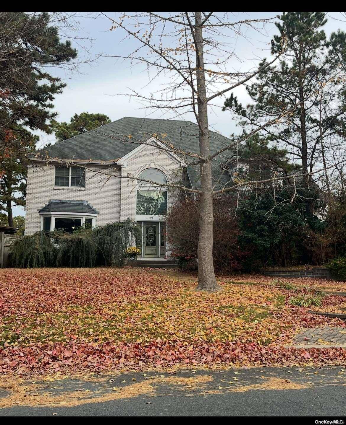 Dix Hills, NY 11746,21 Pine Edge