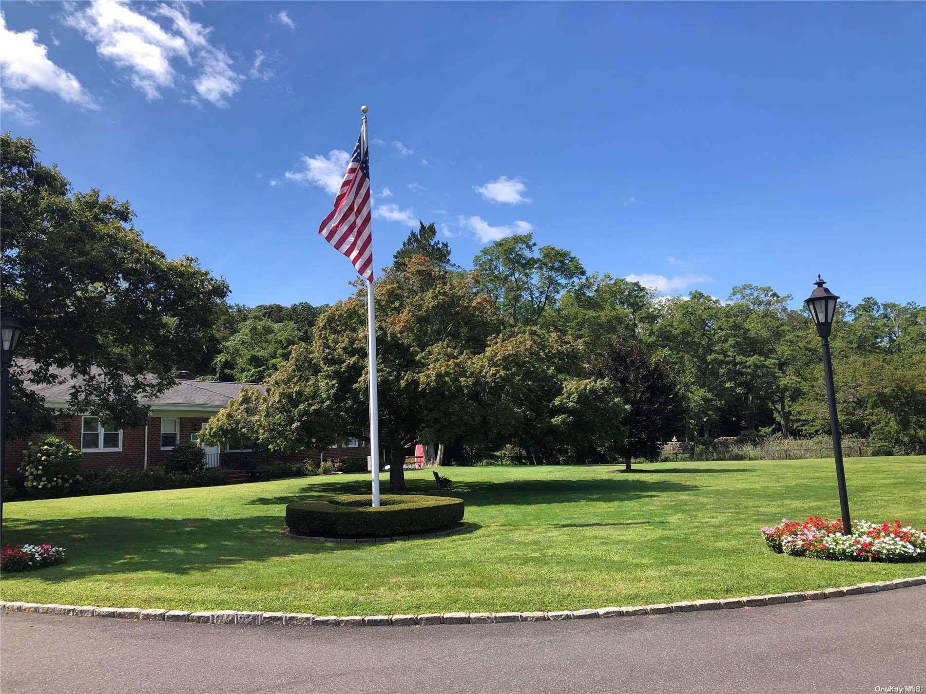 Laurel Hollow, NY 11791,428 Unit D Harbor RD