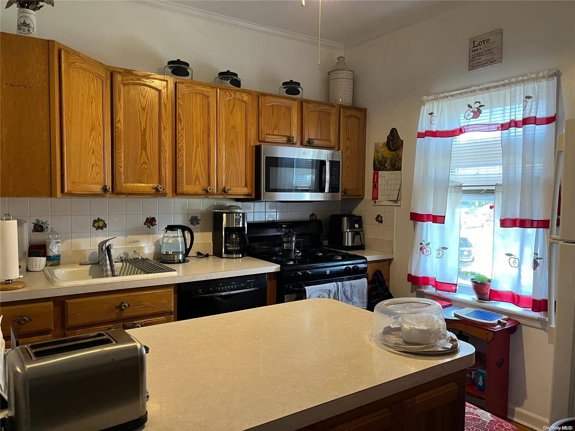 Maspeth, NY 11378,71-01 52nd AVE