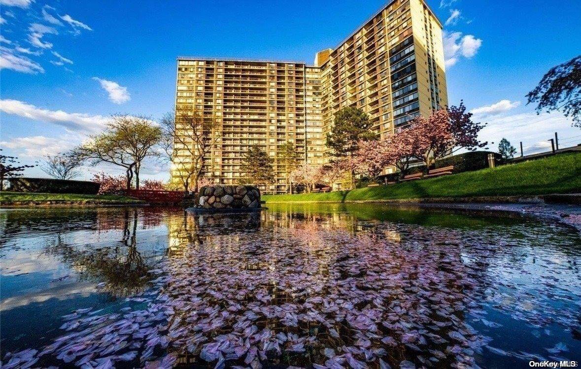 Bayside, NY 11360,1 Bay Club DR #5A