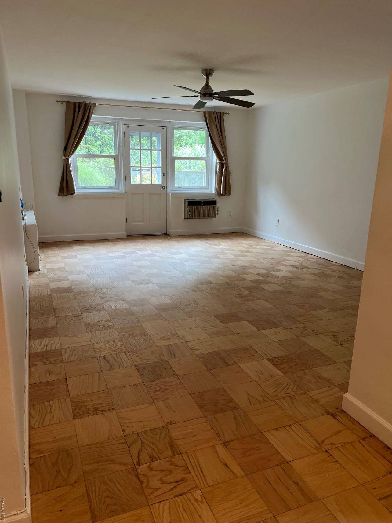 Glen Cove, NY 11542,32 Pearsall Avenue #1G
