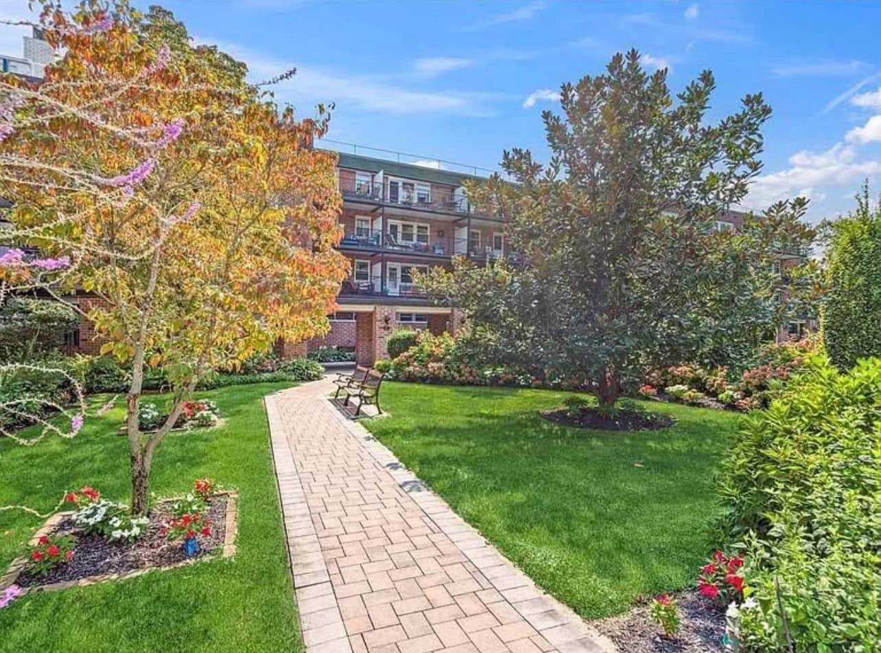 Glen Cove, NY 11542,32 Pearsall Avenue #1G