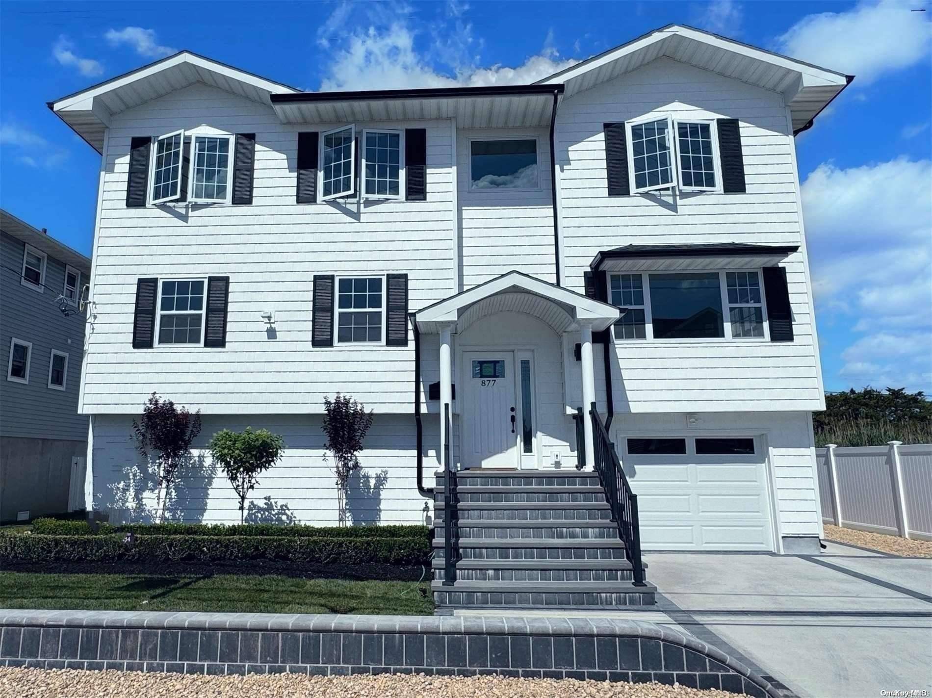 Lindenhurst, NY 11757,877 Pacific ST