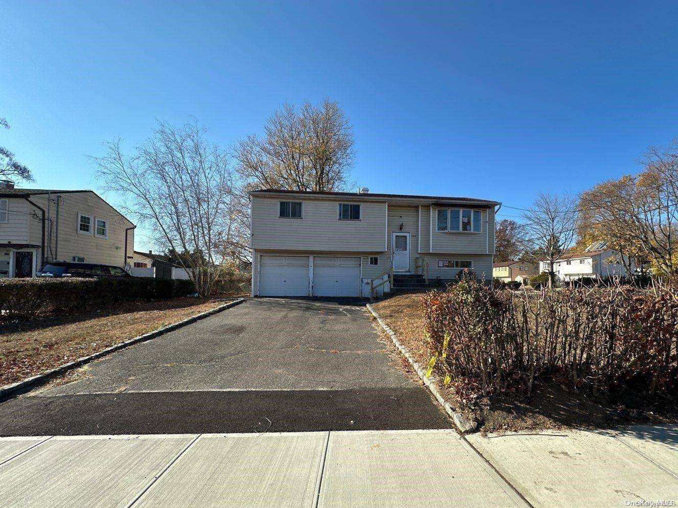 Bay Shore, NY 11706,1580 Brentwood RD