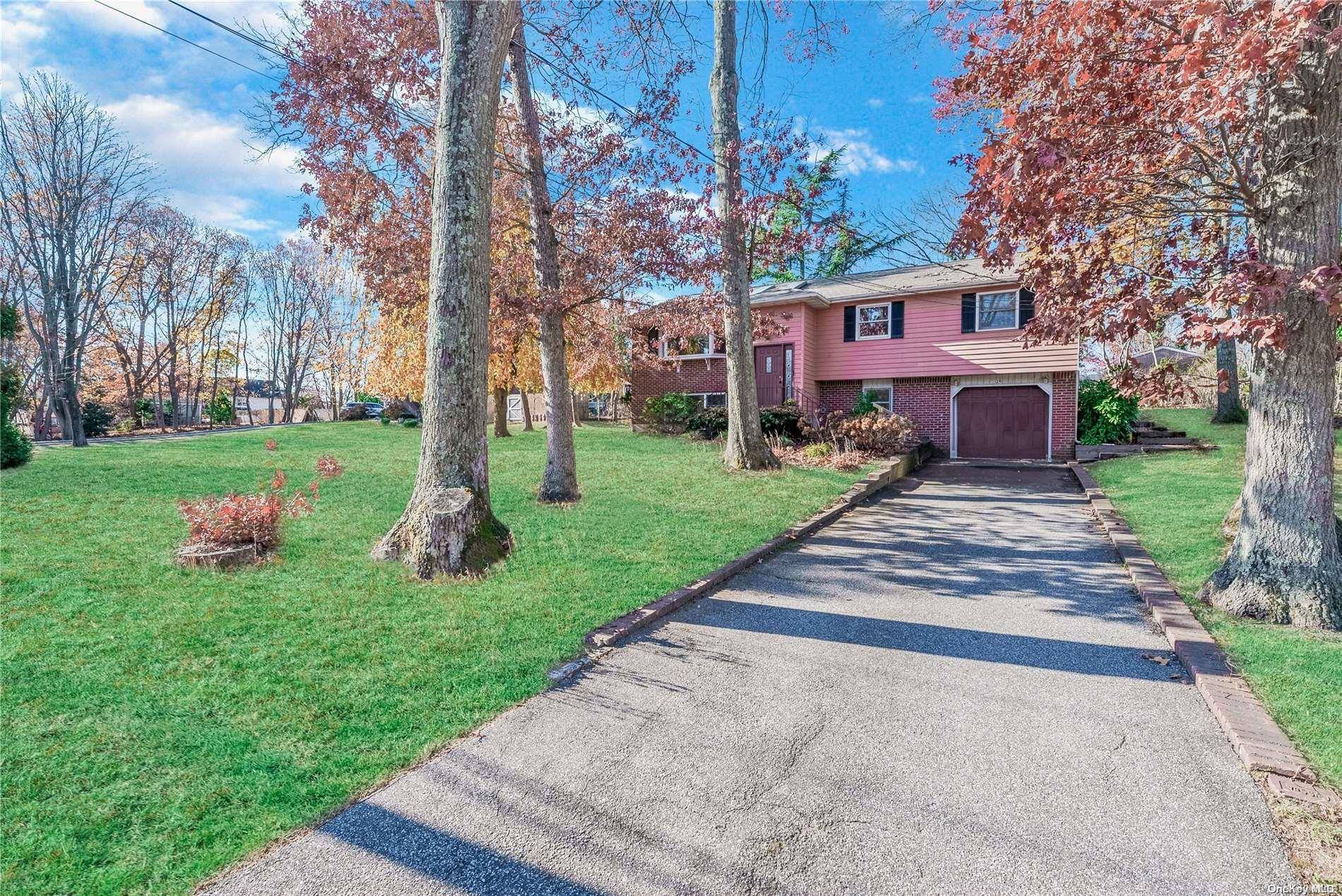 Smithtown, NY 11787,26 White Oak DR