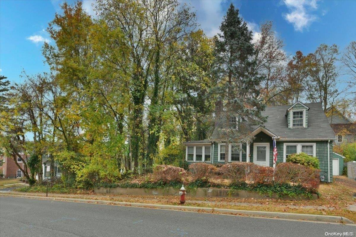 Roslyn, NY 11576,31 Remsen AVE