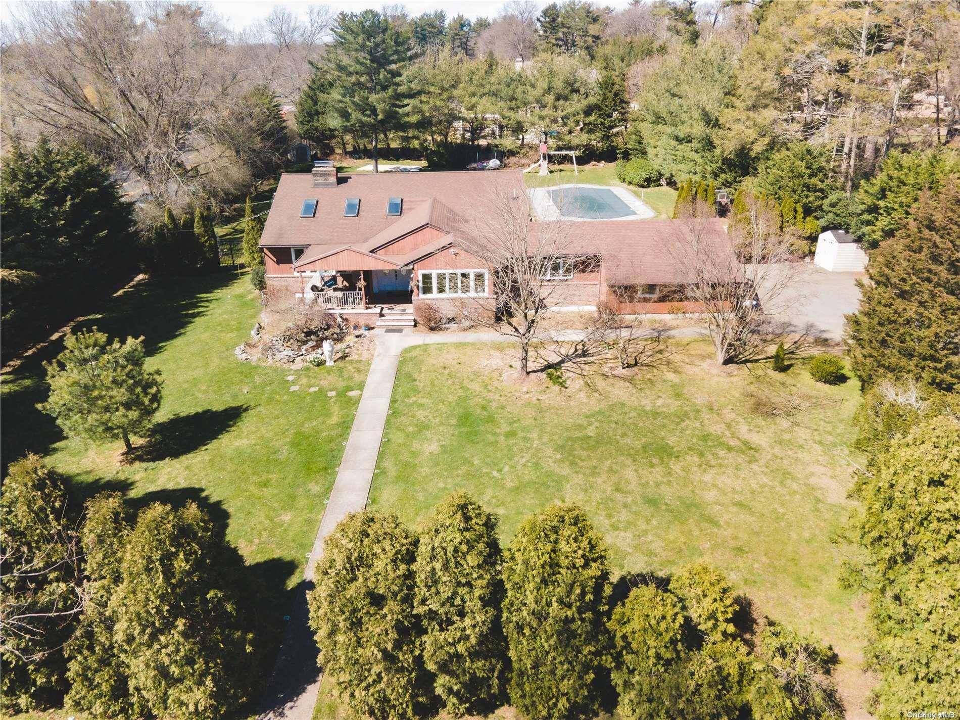 Old Westbury, NY 11568,1 Rolling DR