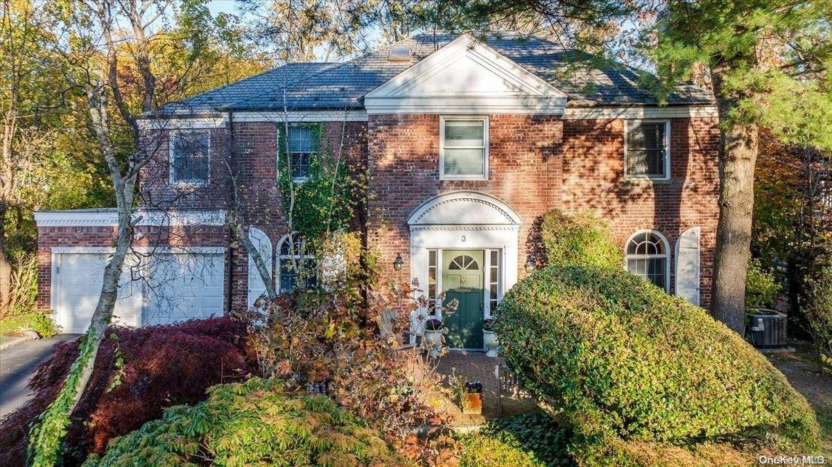Great Neck, NY 11021,3 Robin WAY