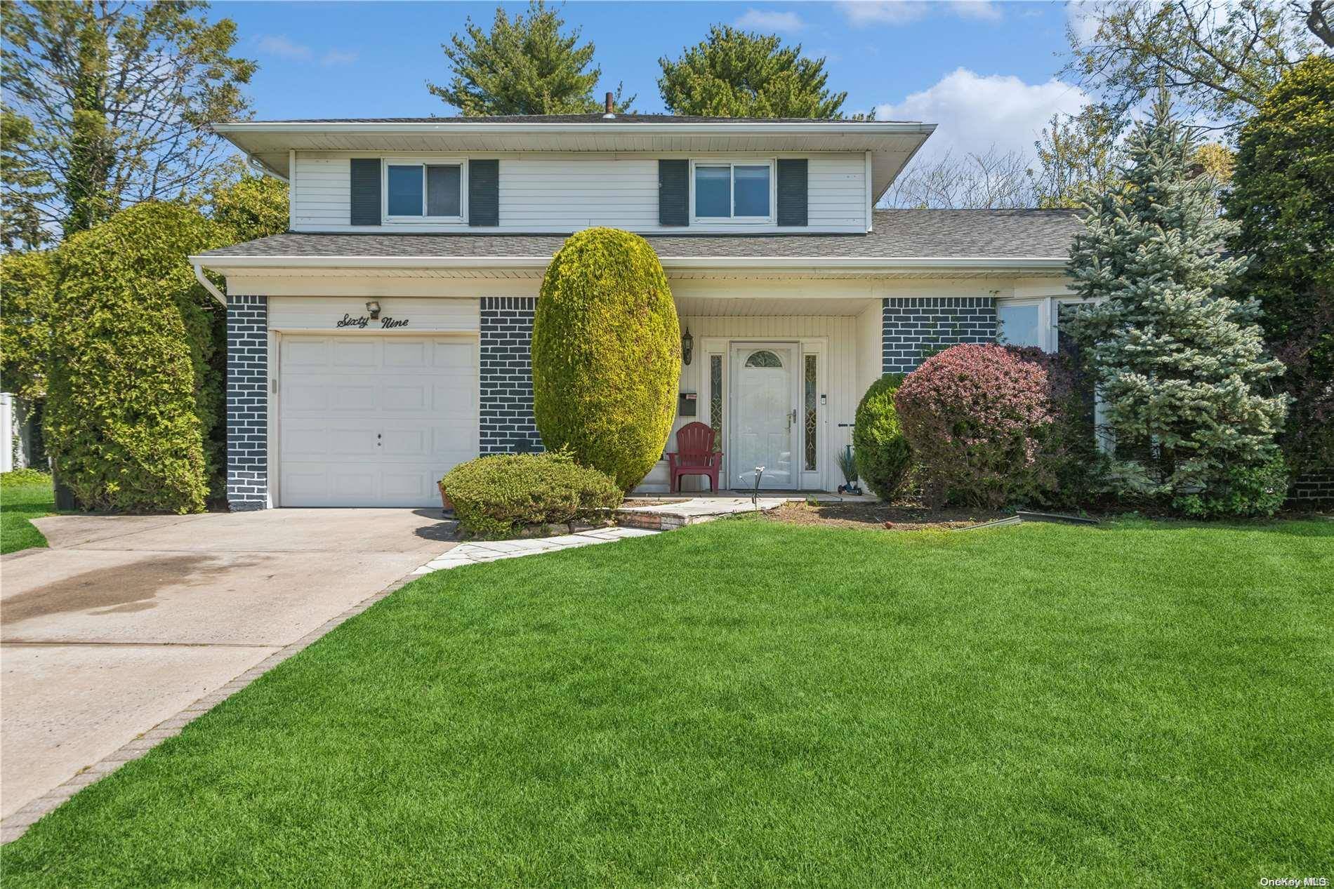 Westbury, NY 11590,69 Sunnyside LN