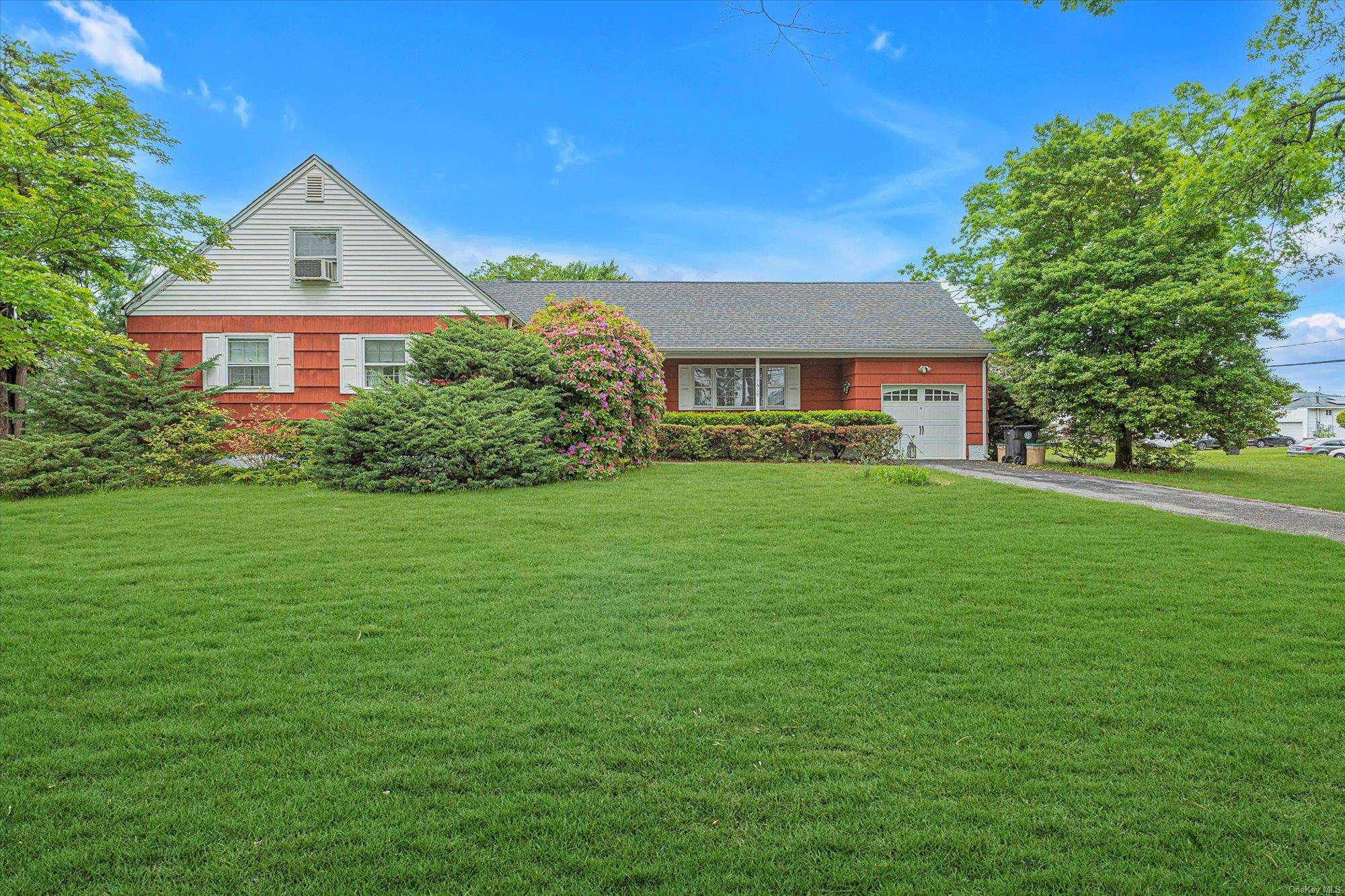 Bay Shore, NY 11706,1519 Saint Louis AVE