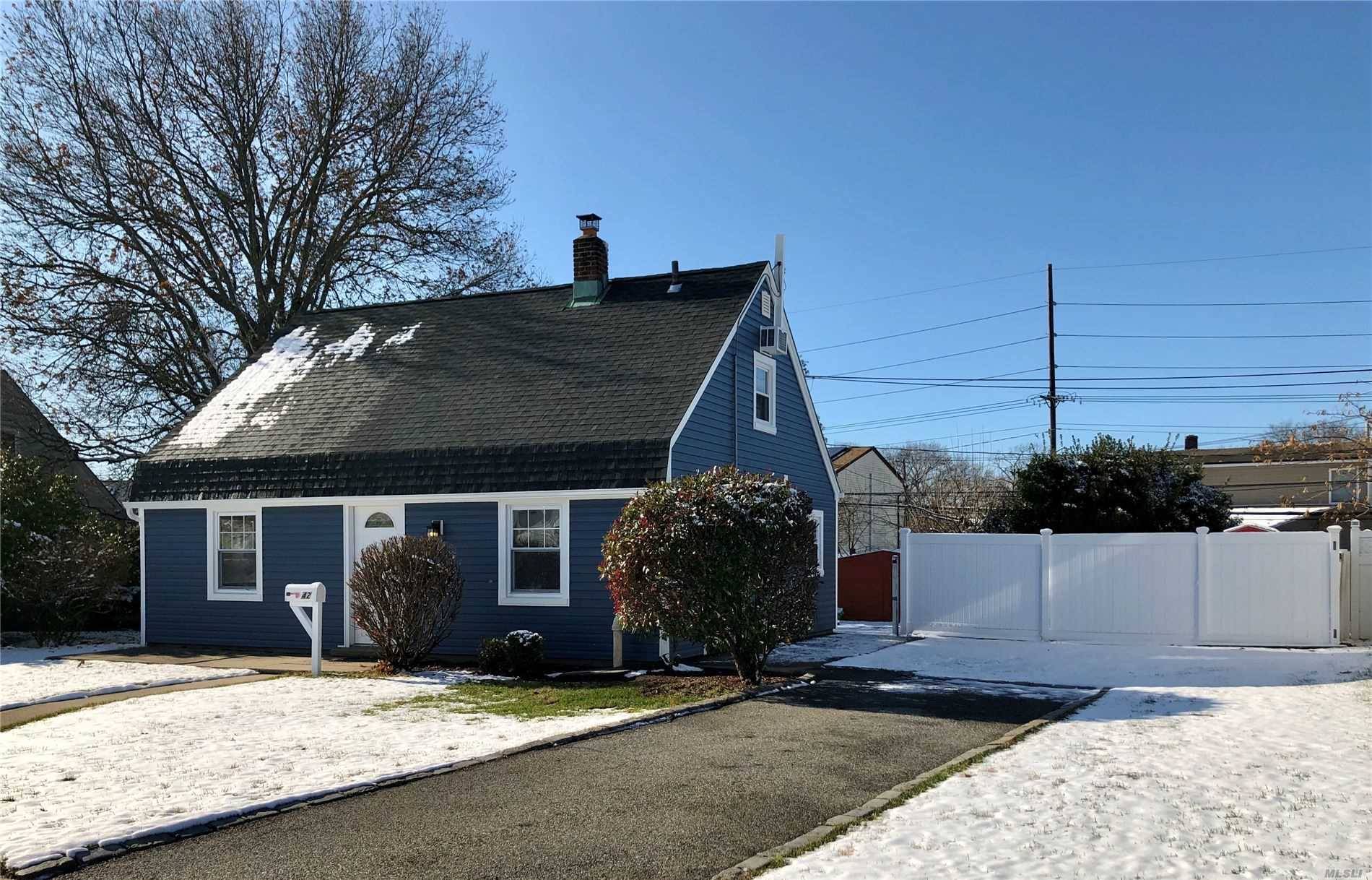 Levittown, NY 11756,42 Oaktree LN