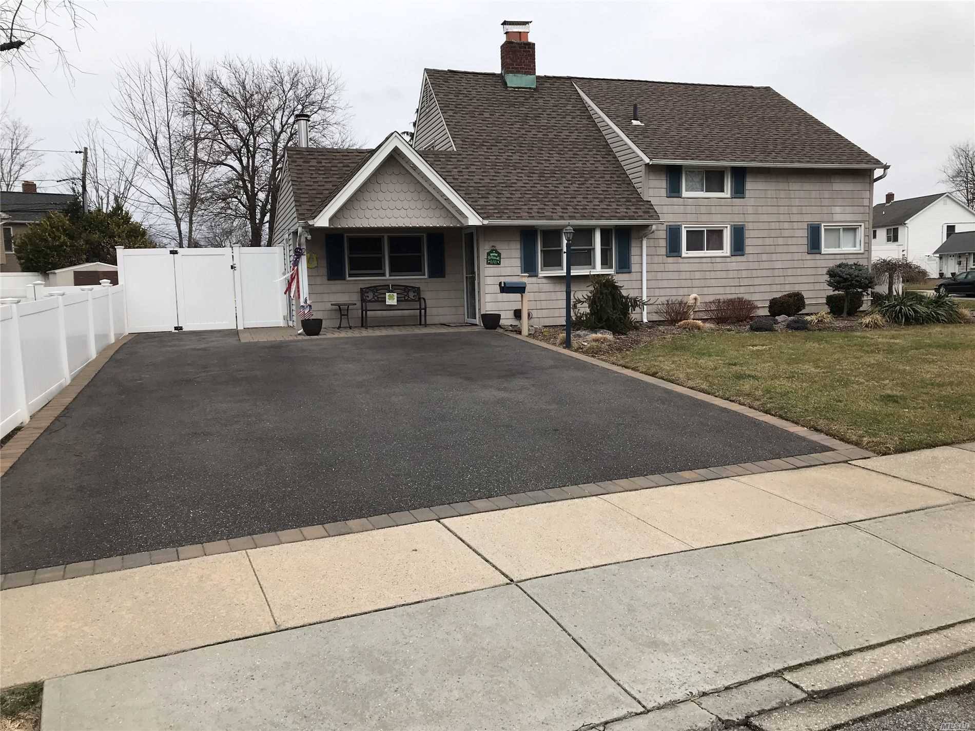 Levittown, NY 11756,2 Echo LN