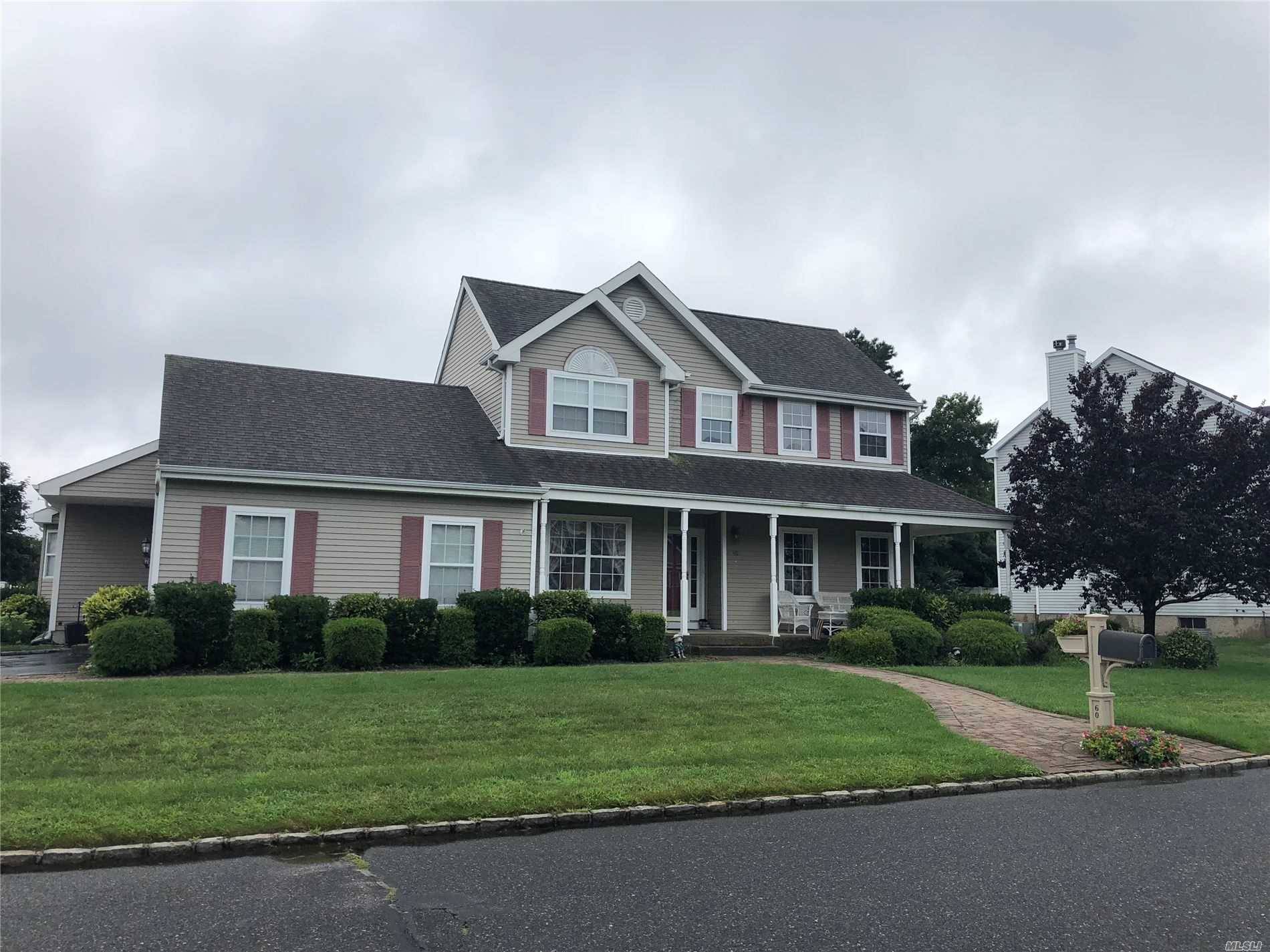 Holtsville, NY 11742,60 Summerfield DR