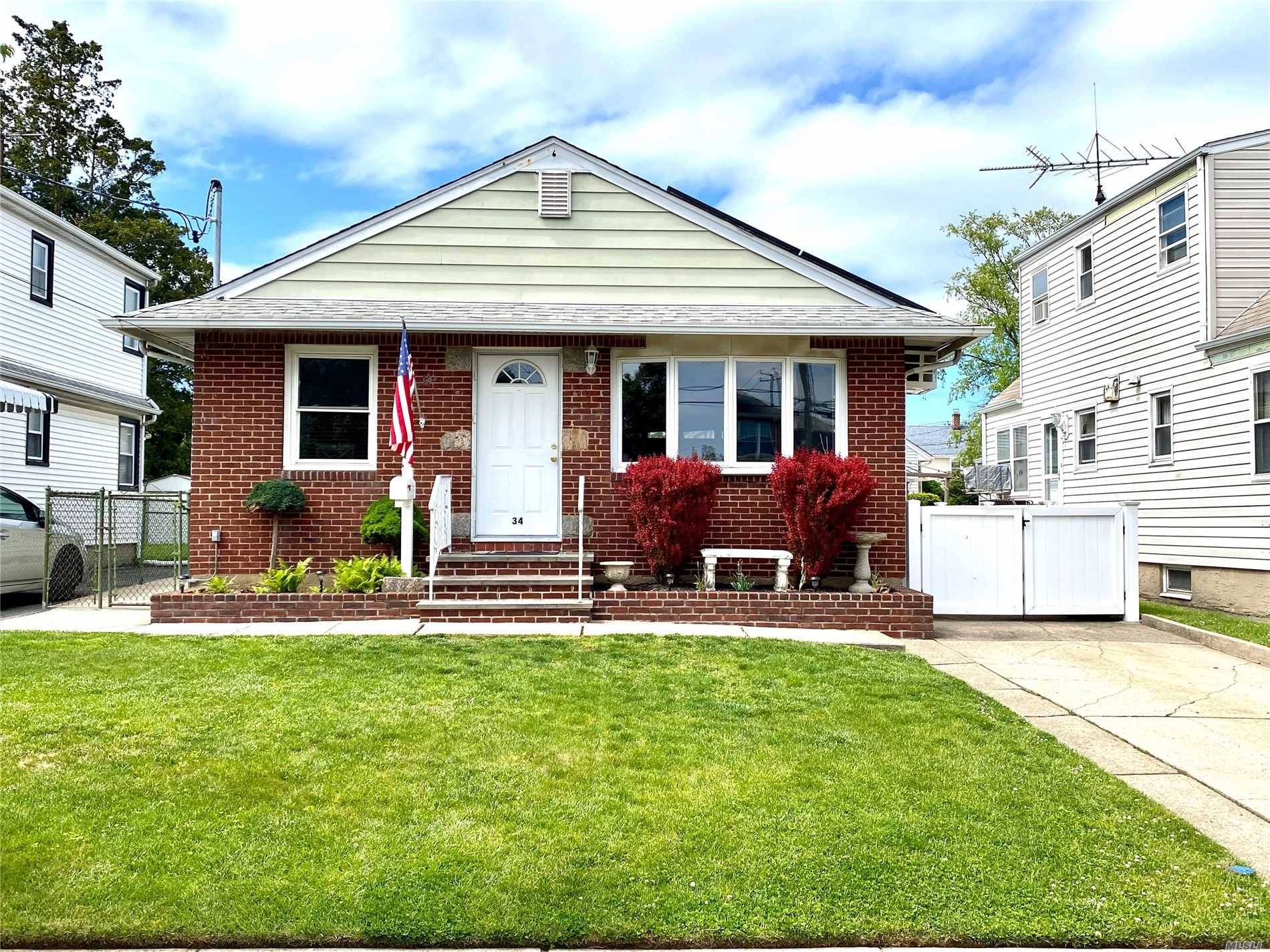 Mineola, NY 11501,34 Colonial