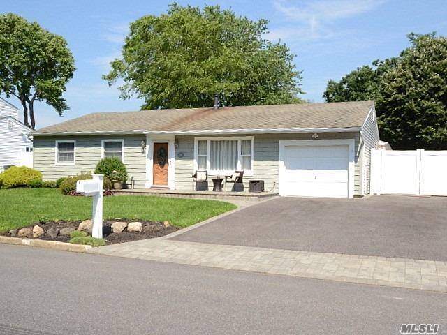 Holbrook, NY 11741,206 Glen Summer RD