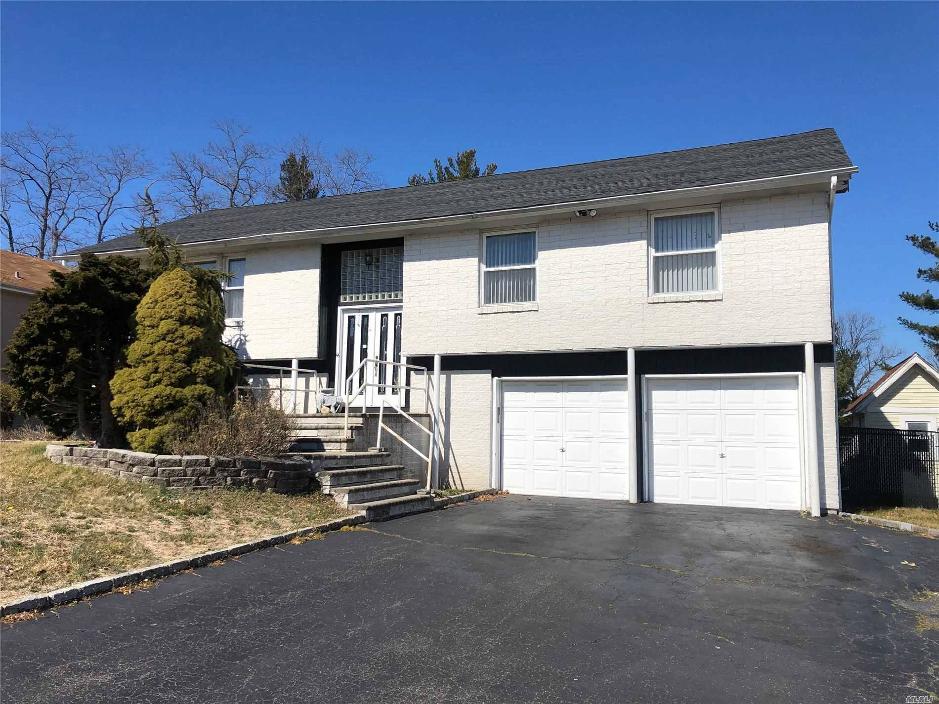 Glen Cove, NY 11542,9 Bridle LN