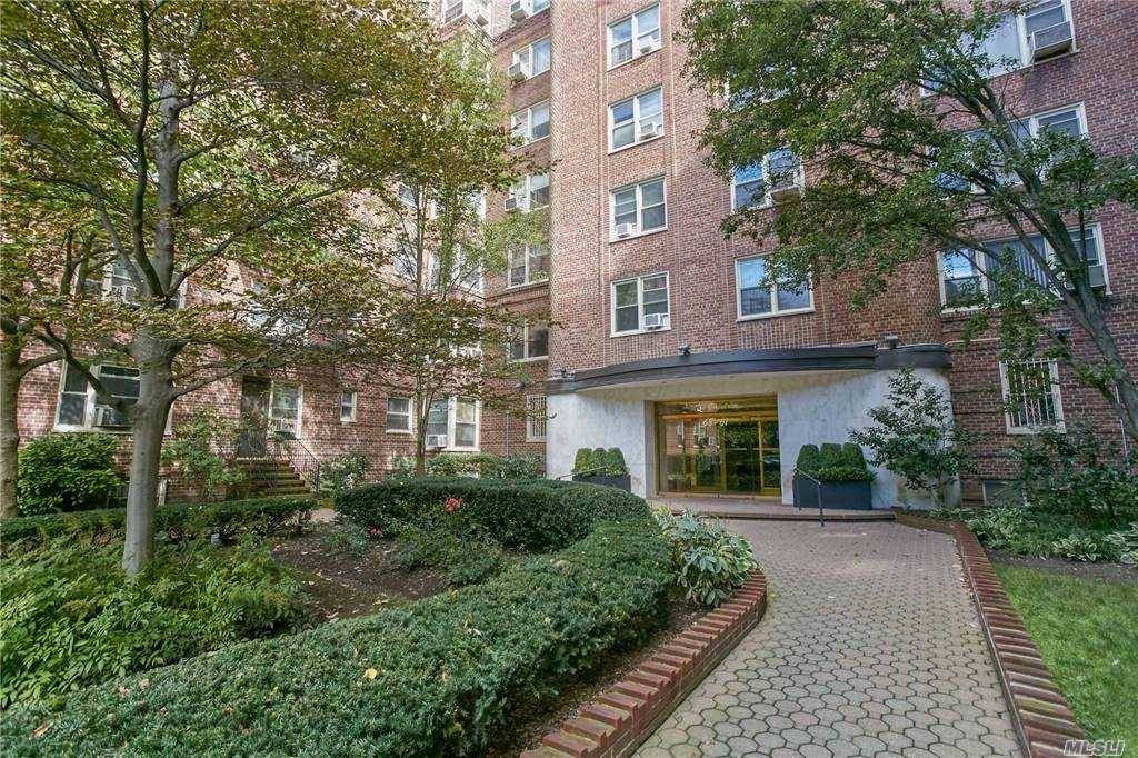 Forest Hills, NY 11375,68-61 Yellowstone BLVD #412