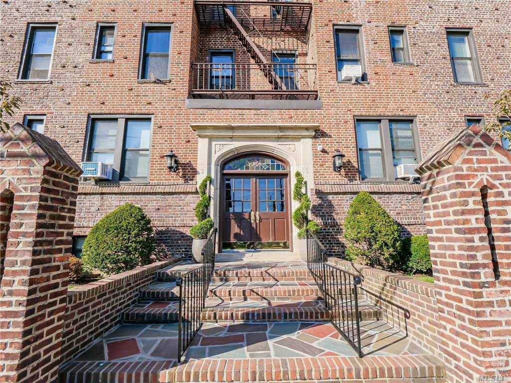 Rockville Centre, NY 11570,12 Hempstead Avenue #3D