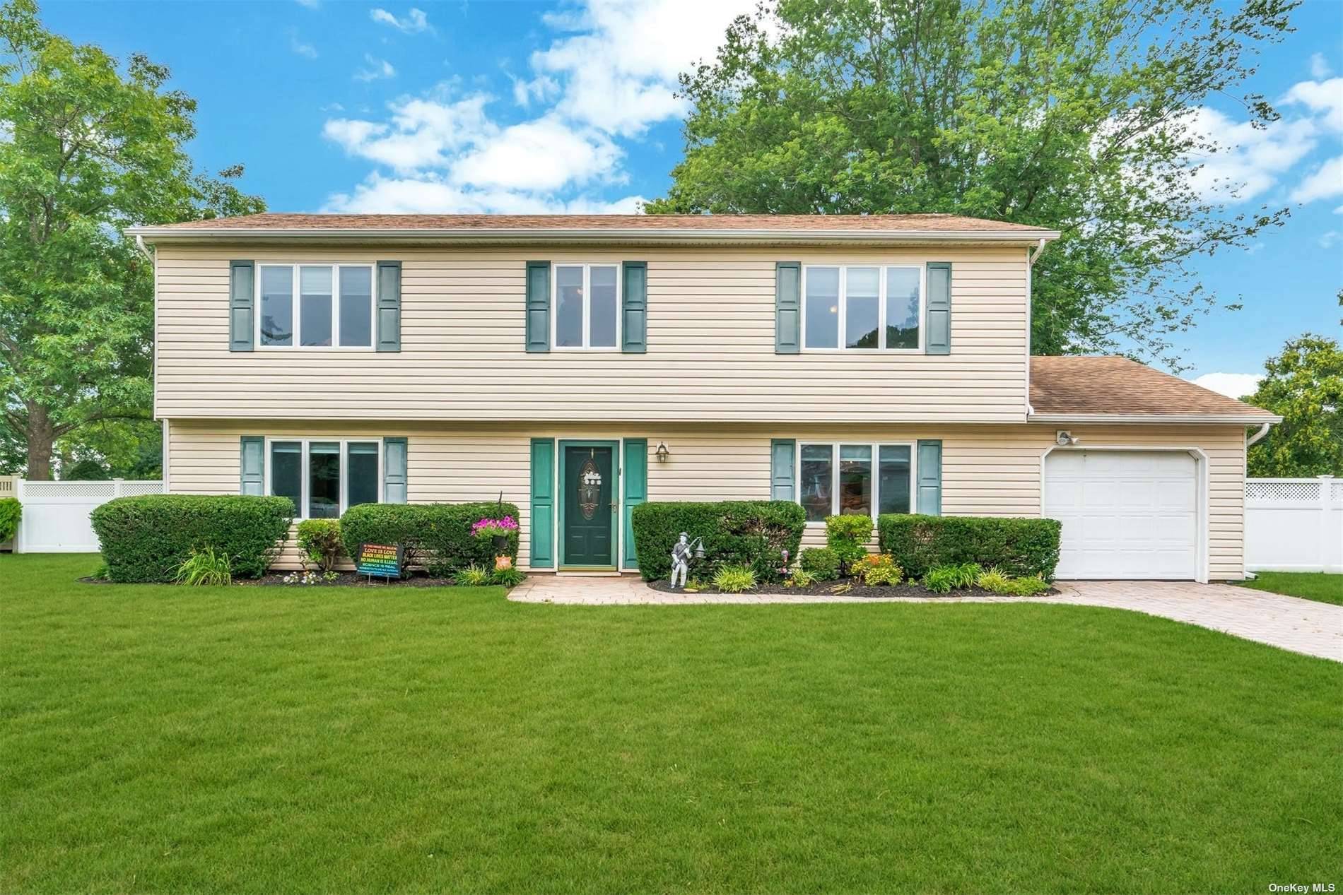 South Setauket, NY 11720,50 Long Meadow