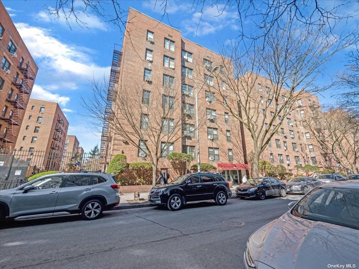 Jackson Heights, NY 11372,33-26 92nd ST #4V