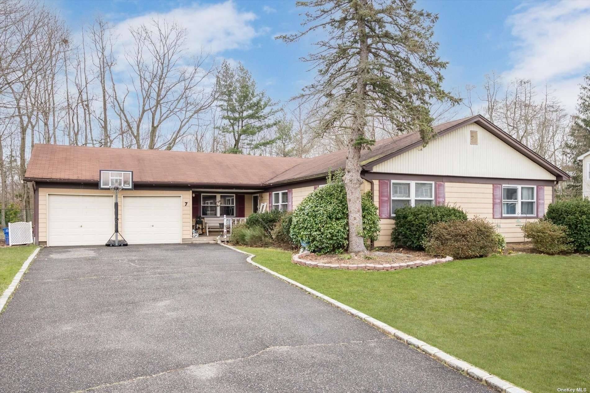 South Setauket, NY 11720,7 Lyndon LN