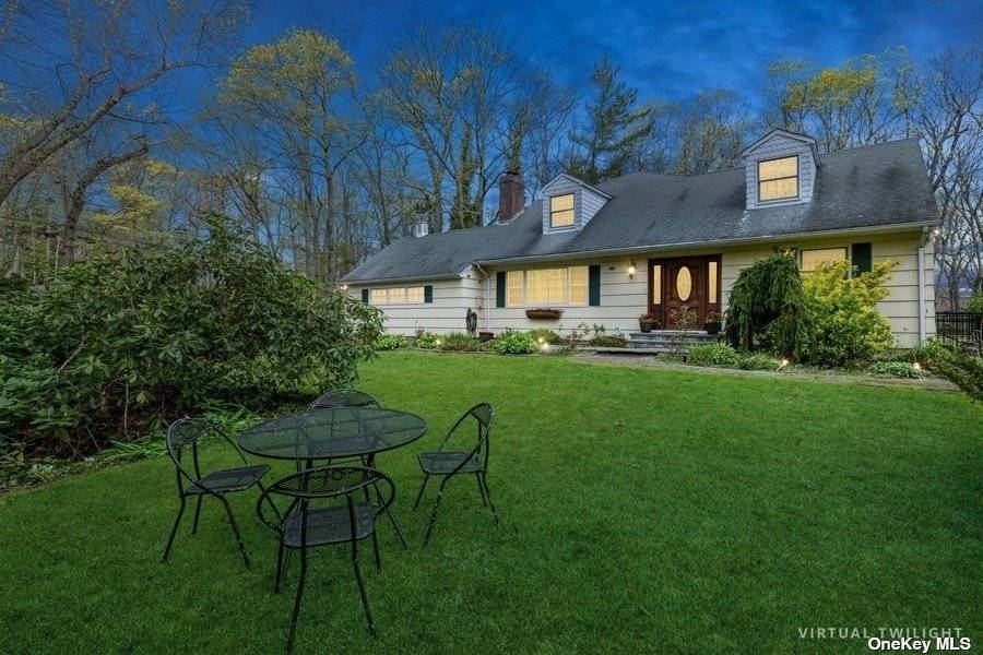 Centerport, NY 11721,4 Paul Revere LN