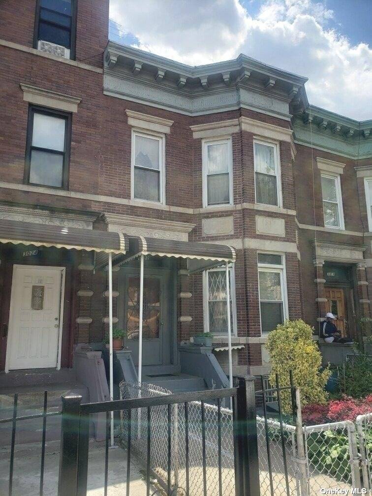 Flatbush, NY 11226,3022 Clarendon RD