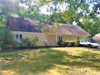 Holbrook, NY 11741,20 Hackberry LN