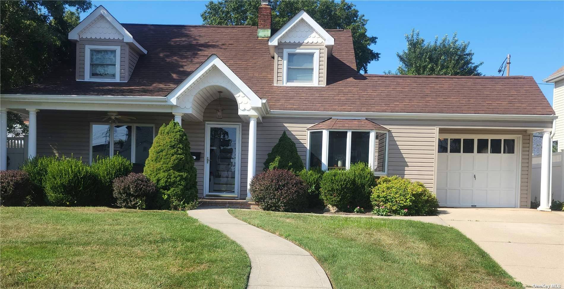 Levittown, NY 11756,27 Lilac LN