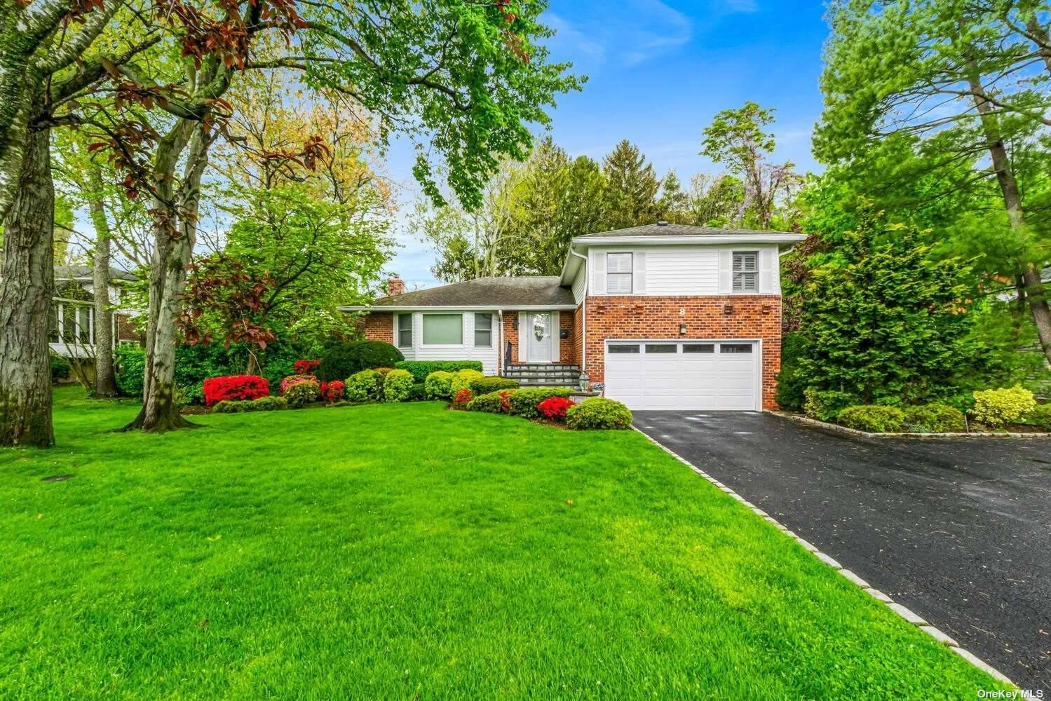 Port Washington, NY 11050,8 Wood Valley LN