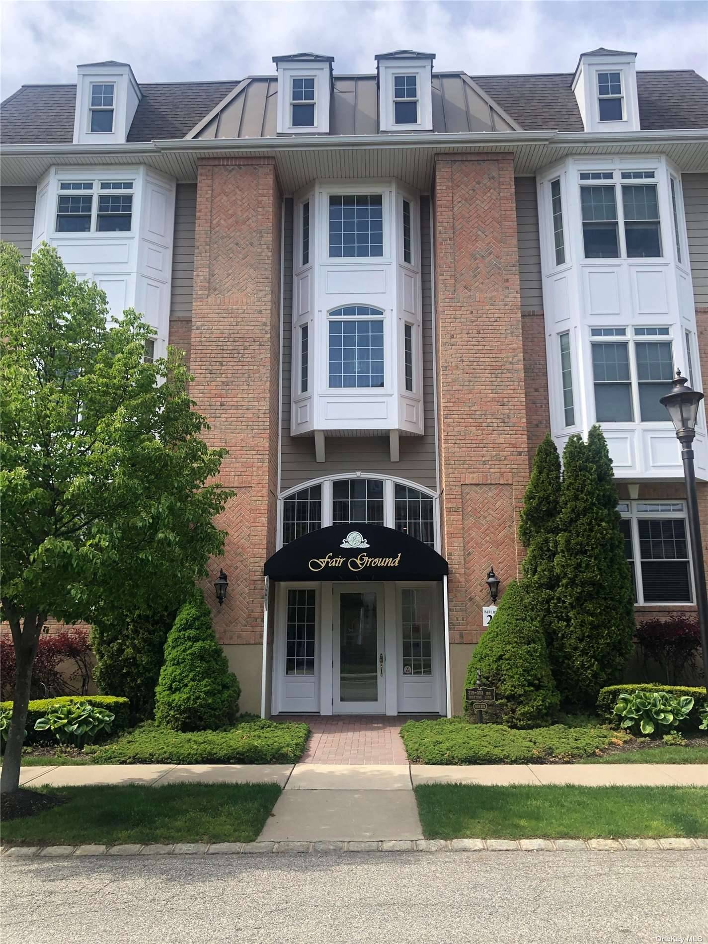 Westbury, NY 11590,347 Trotting LN #347