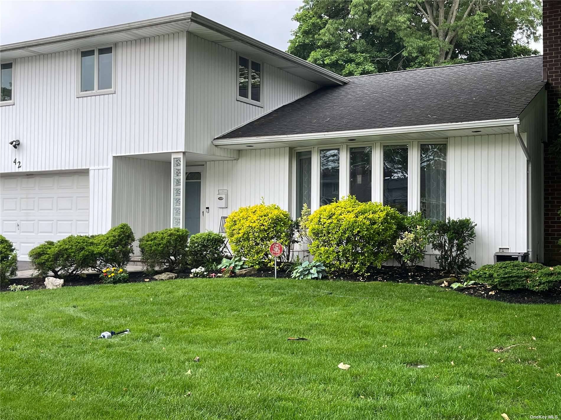 Plainview, NY 11803,42 Robin LN