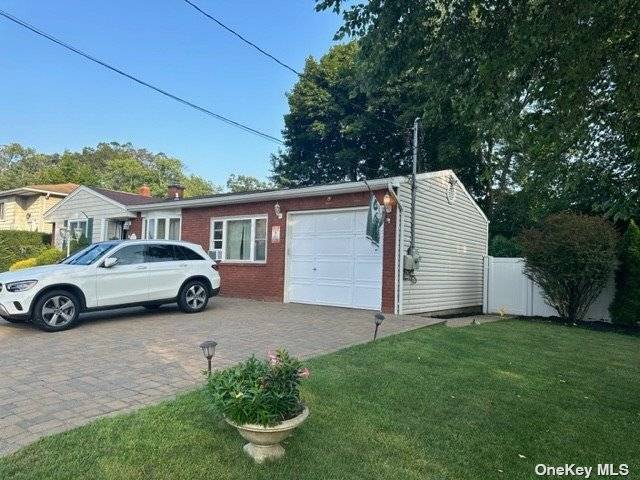 West Babylon, NY 11704,828 Bermuda RD