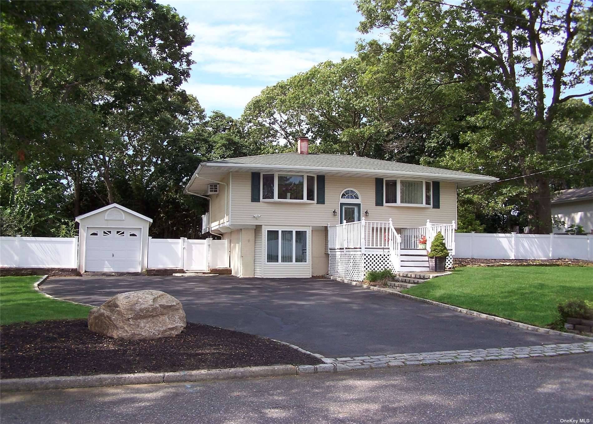 Setauket, NY 11733,7 Bobcat LN